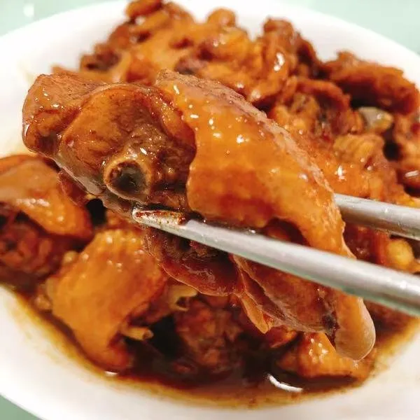 红烧鸡翅（鸡腿、鸡肉）非常快手！！！ 作为一枚广东妹纸，肉类最爱的是鸡，写过好几个关于鸡的菜谱，有白切鸡、隔水蒸鸡、沙姜蒸鸡和姜酒鸡，都很简单也蛮受欢迎。今天再